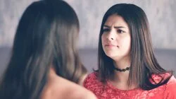 Mariana se quita la máscara