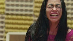 Capítulo 21 Paula enfrenta a Rosario y le dice que no vale la pena que busque a Antonio. ¡Antonio no se da cuenta que Rosario está a unos pasos!