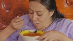 Capítulo 32 Arteaga llora la falsa muerte de Rosario Tijeras, pide que le hagan un funeral a su altura.