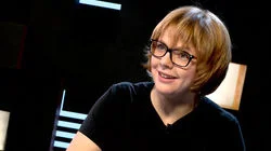 Фекла Толстая: «У меня в семье есть договоренность — не брать на слабо, потому что на слабо можно сделать все». Ведущая о театральном «монастыре», работе официанткой и о том, как научилась управлять вертолетом, но это не дали в эфир