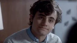 Andrés intenta comprar a Laura