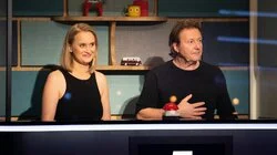 To dinosaurer, ett bur (Sofie Frøysaa og Svein Østvik mot Helene Spilling og Birgit Skarstein)