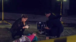 Она по проволоке ходила