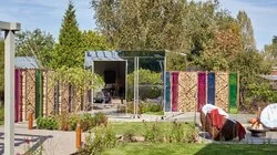 Сад-пазл с зеркальным кубом