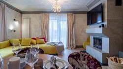 Каминный зал с красным кантом