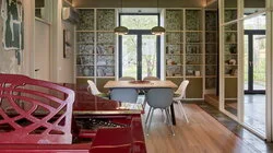 Гостиная с красным роялем