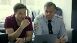 Змея на черепахе