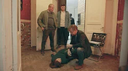 Девочка с яблоками