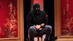 Er du naken, tut tre ganger