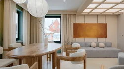 Гостиная с окном в потолке и японскими фонариками