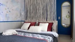 Гостиная-спальня с россыпью красных ягод