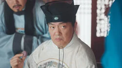 Course N° 6 Black Sesame Macaron