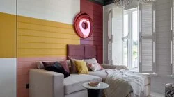 Вагонка, зебра и колор-блок в гостиной