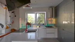 Кухня-гостиная с живописным холстом