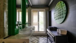 Изумрудная ванная с черным циферблатом