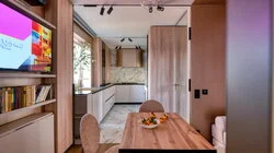 Кухня с гранями и спальня за стеклом