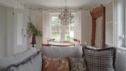 Мед и золото на белом. Кухня-гостиная и санузел