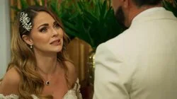 Tu lugar es junto a ella