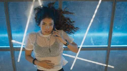 Sky besa a Charly y le confiesa que está enamorada de él