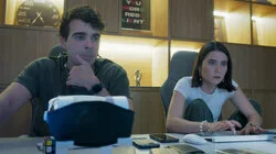 Yeimy se entera de la relación de Charly y Sky