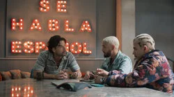 Charly encuentra a Sky besándose con Meteoro