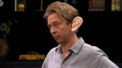 Hele mit band faldt ned i et bed